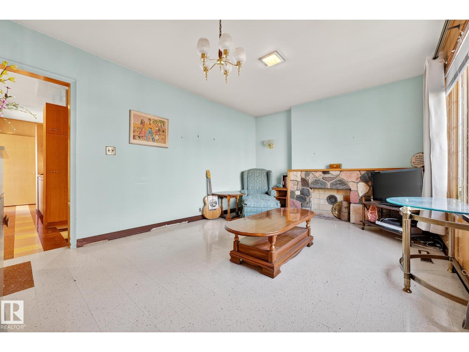12119 102 ST NW