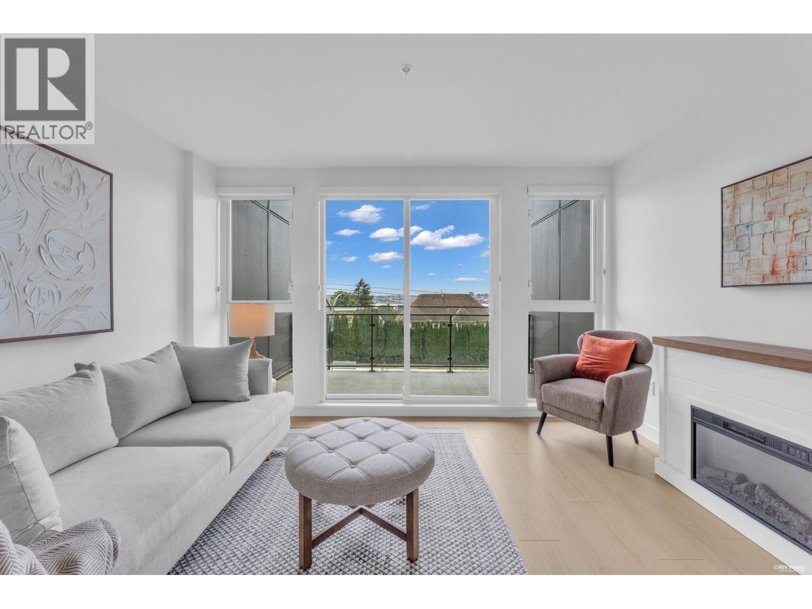 103/203 422 E 3RD STREET