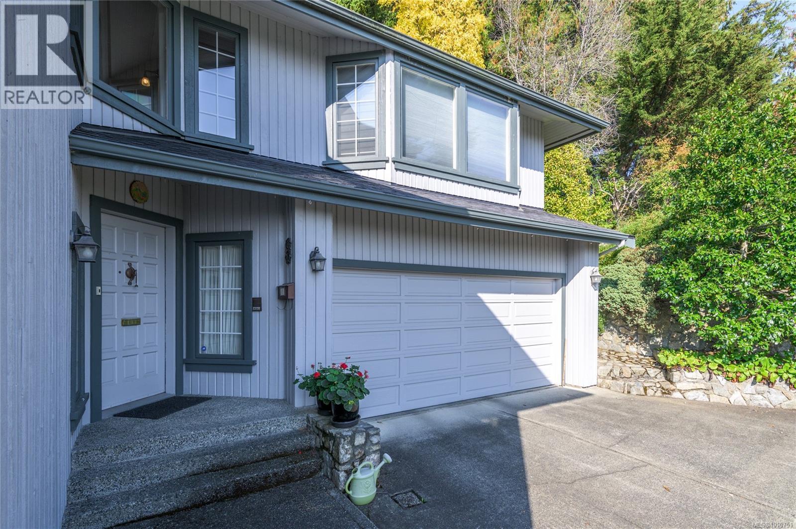 8742 Pender Park Dr