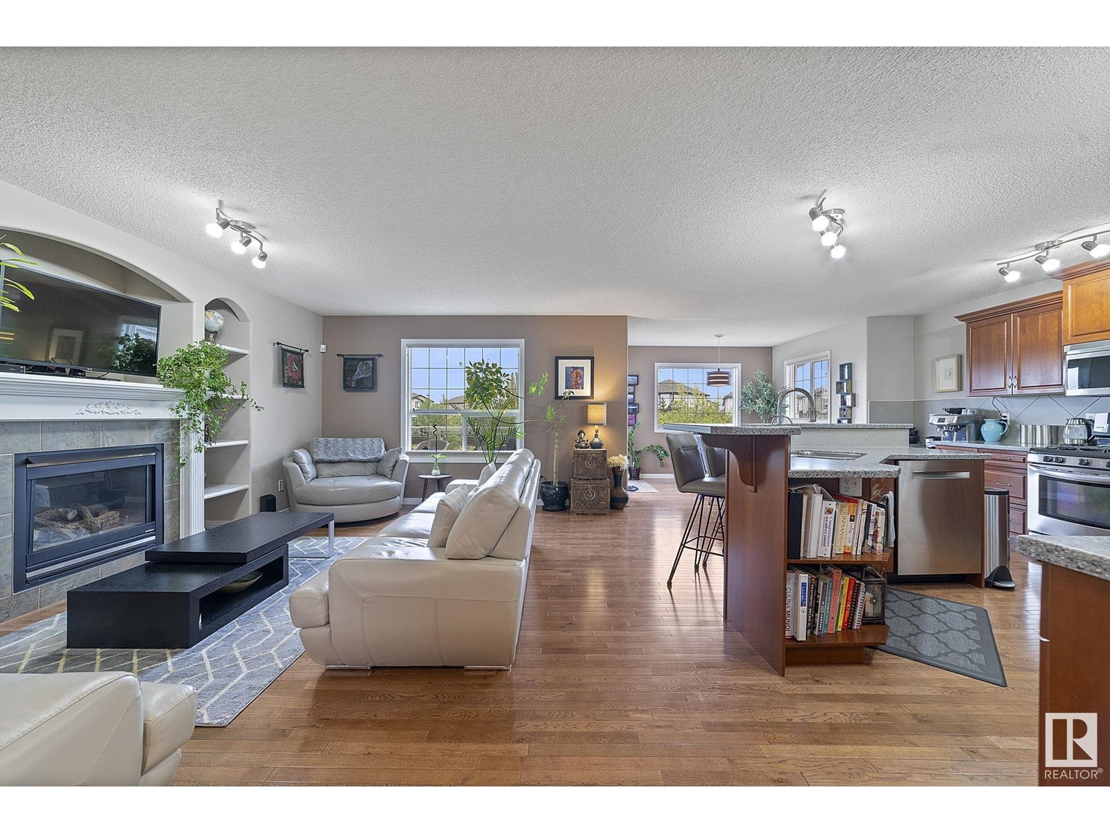 8214 6 AV SW SW