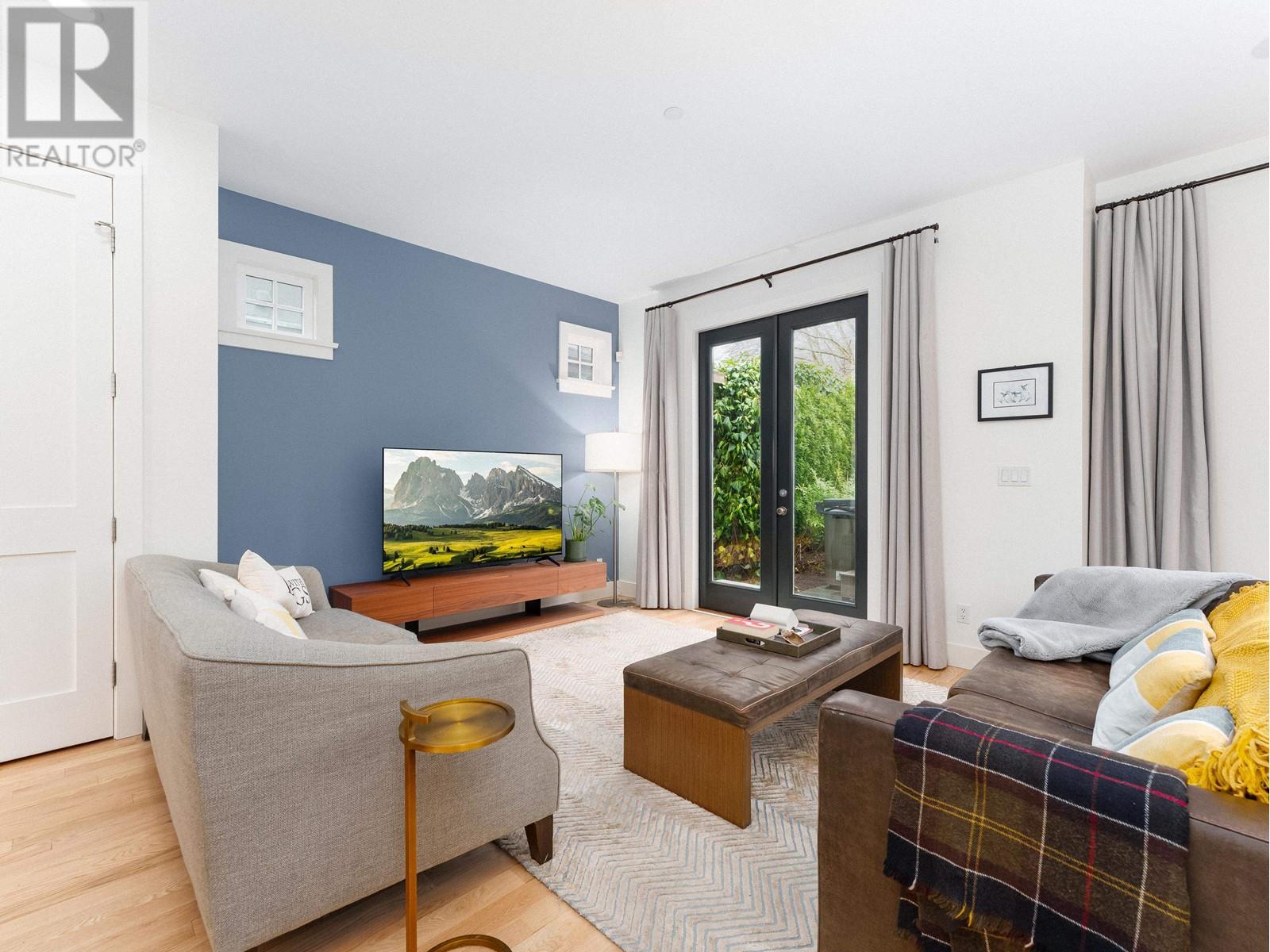 3039 COURTENAY STREET