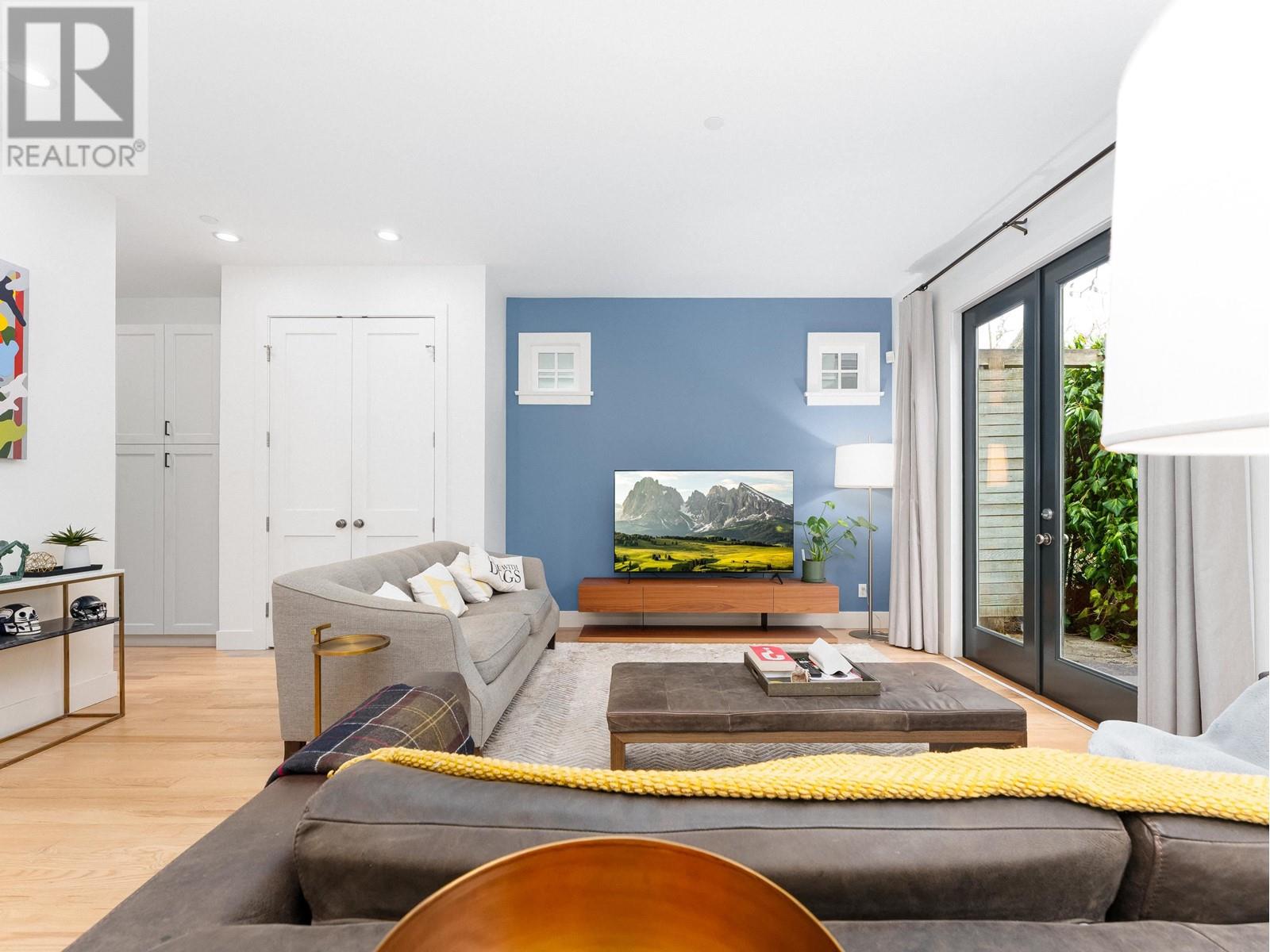 3039 COURTENAY STREET