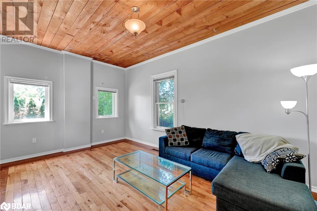 318 SIMCOE Street