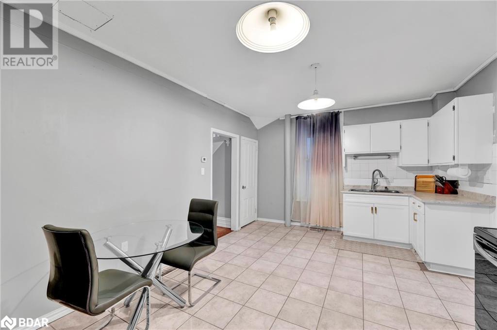 318 SIMCOE Street