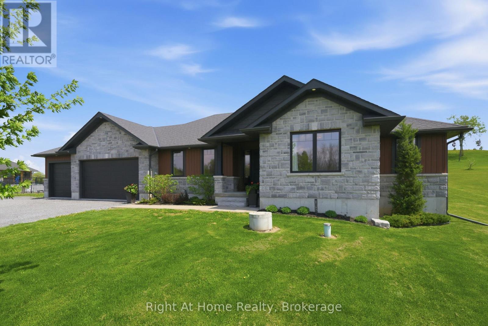Photo 1 of 47 — 144 HIDDENVALLEY DRIVE, Belleville (Thurlow Ward), ON K0K2V0