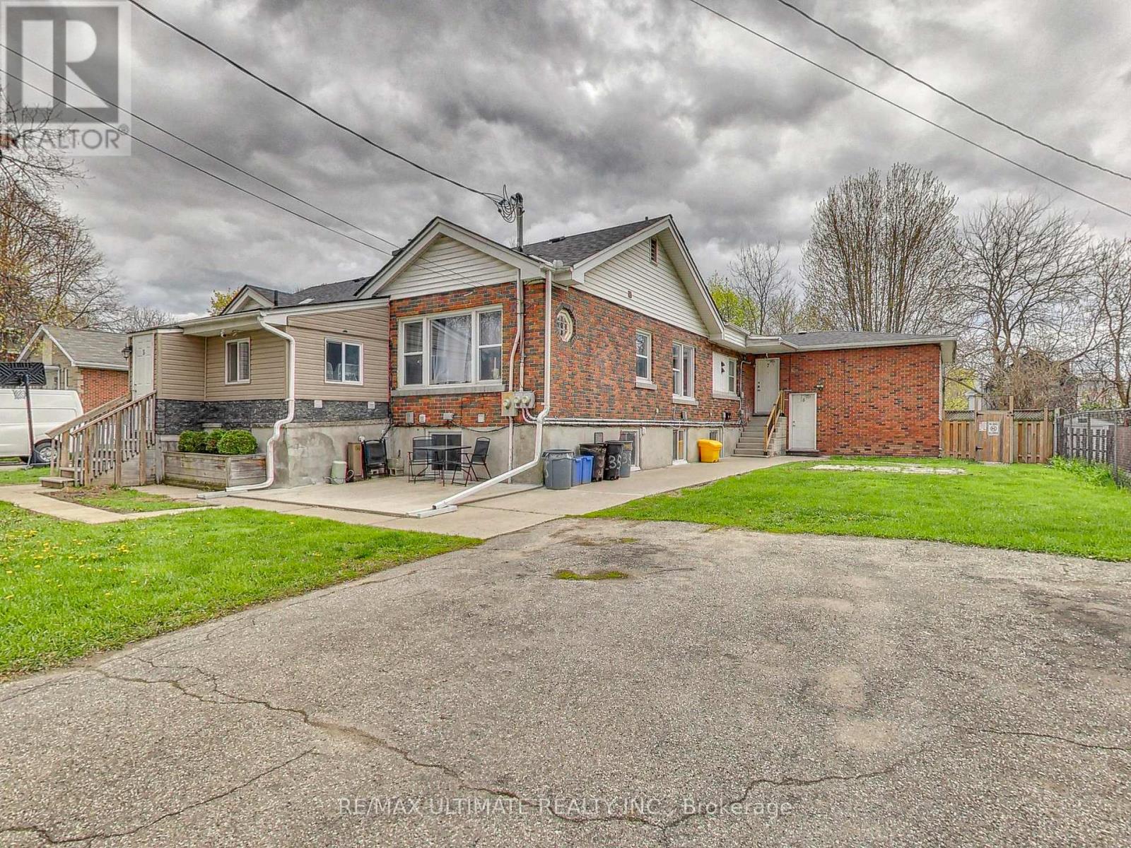 Photo 1 of 41 — 135 CHATHAM STREET, Brantford, ON N3S4G5