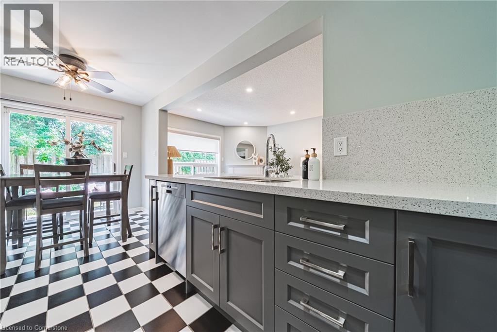 819 UPPER PARADISE Road Unit# 11
