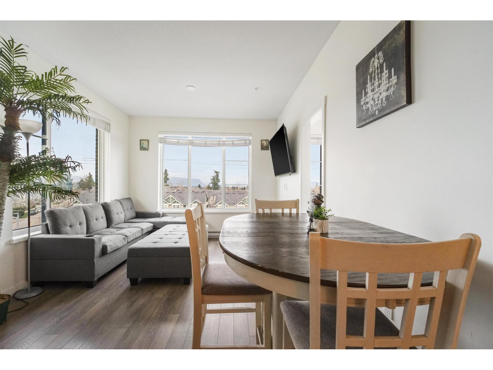 501 15858 FRASER HIGHWAY