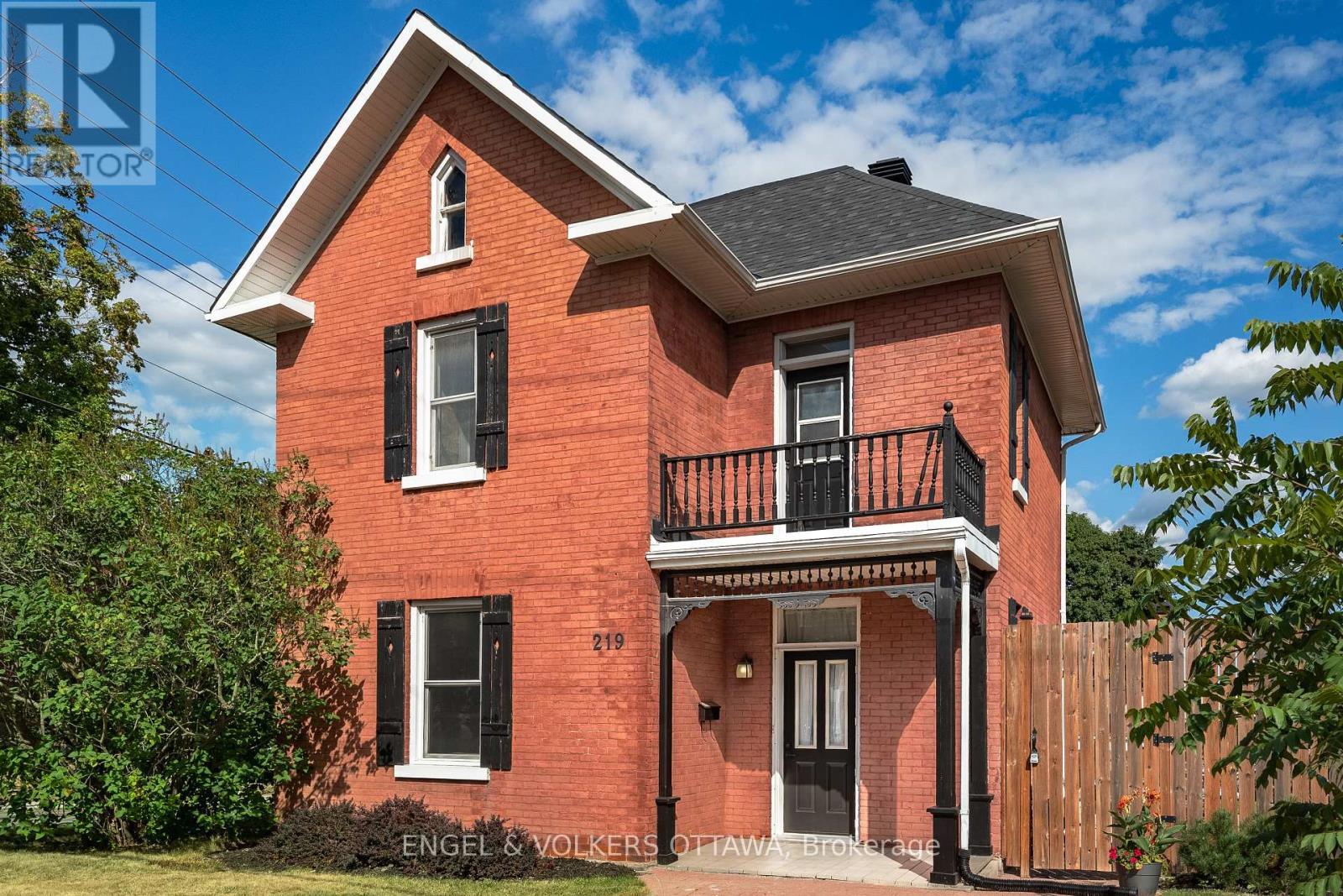 219 JOHN STREET N
