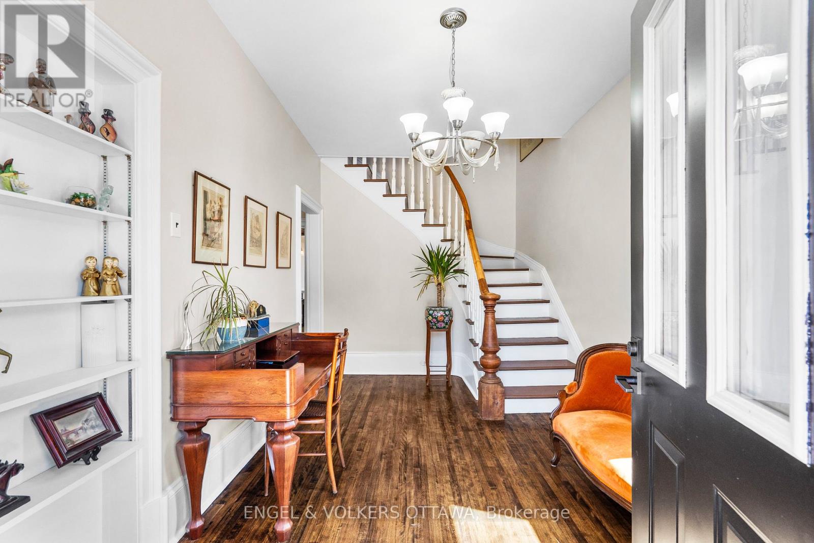219 JOHN STREET N