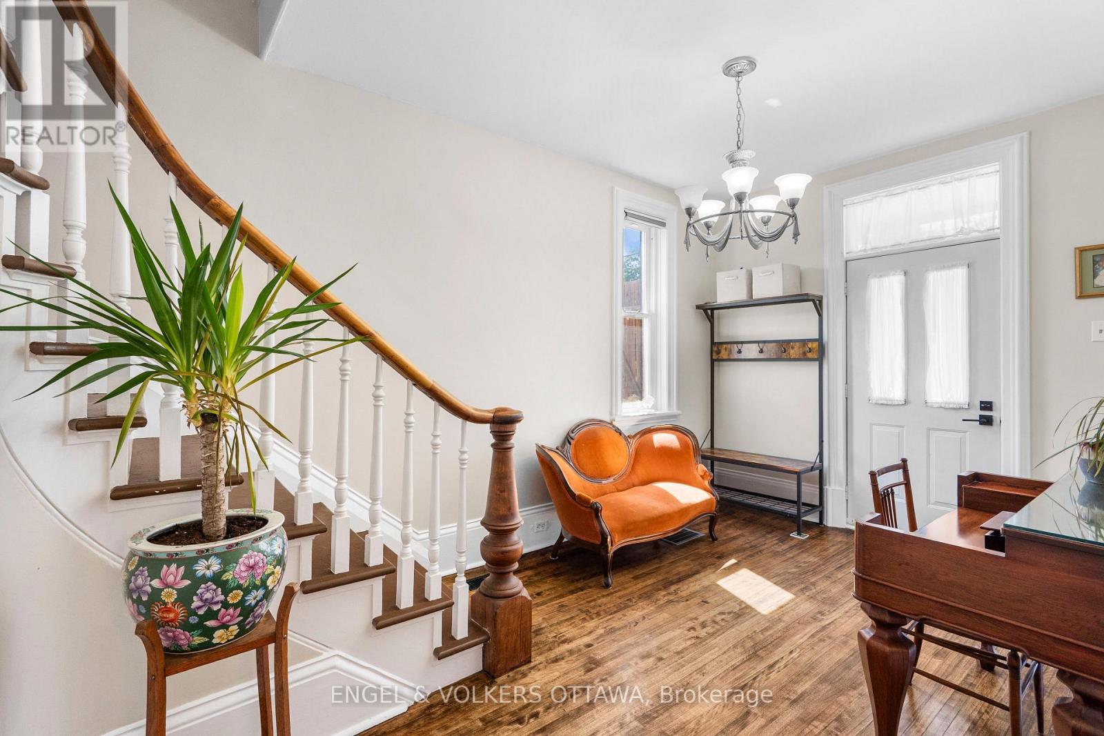 219 JOHN STREET N