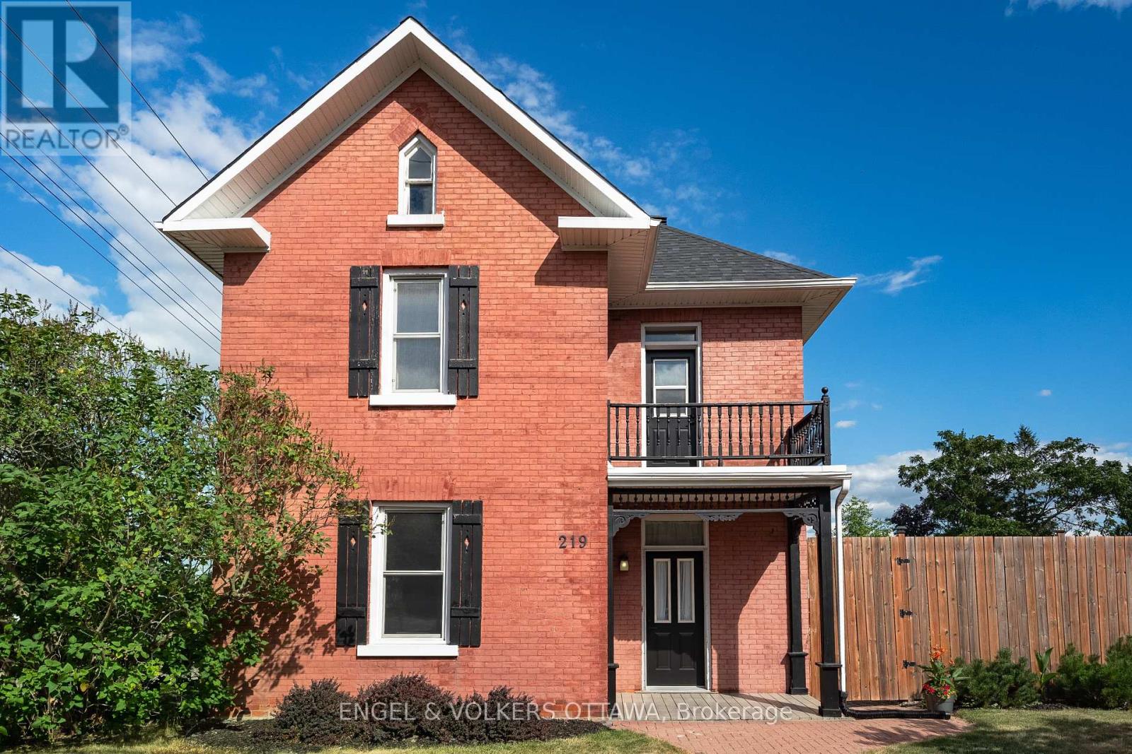 219 JOHN STREET N
