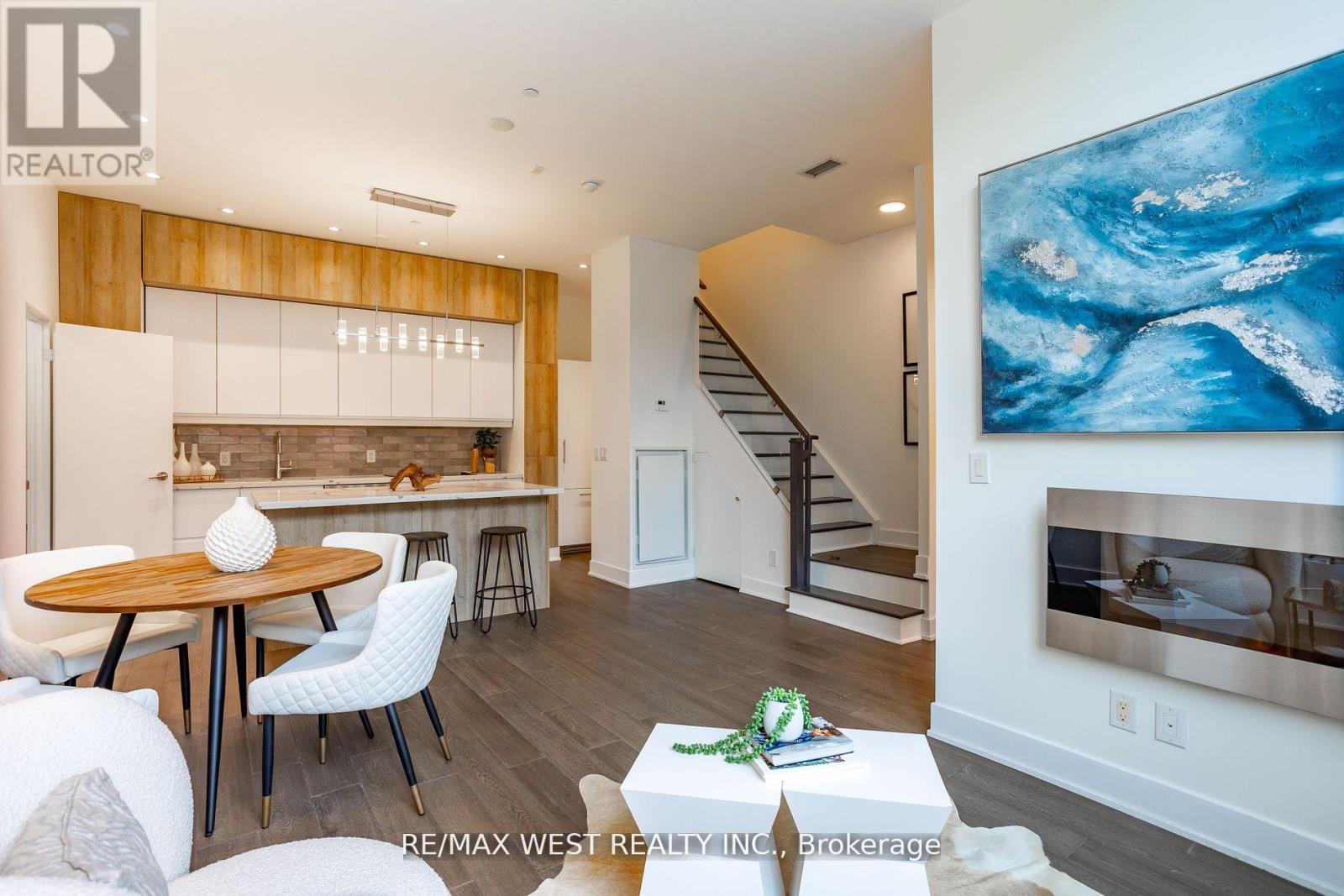 TH02 - 508 WELLINGTON STREET W