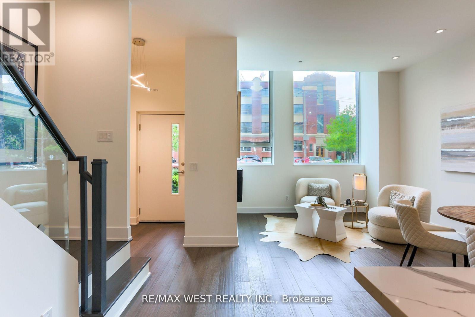 TH02 - 508 WELLINGTON STREET W