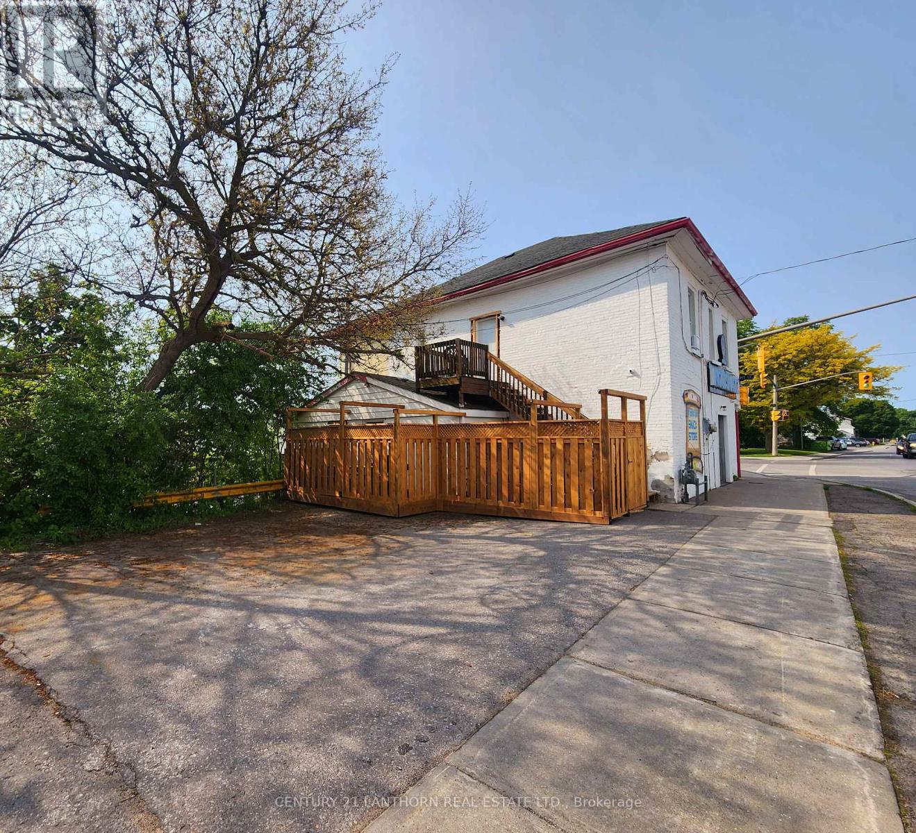 1 MOIRA STREET E