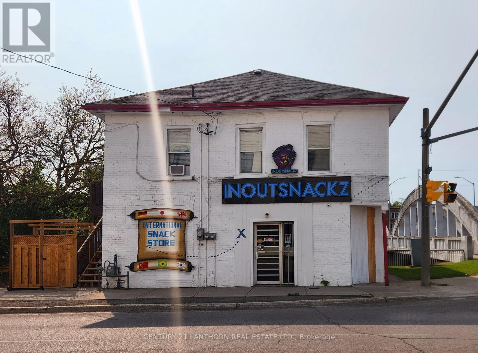 1 MOIRA STREET E