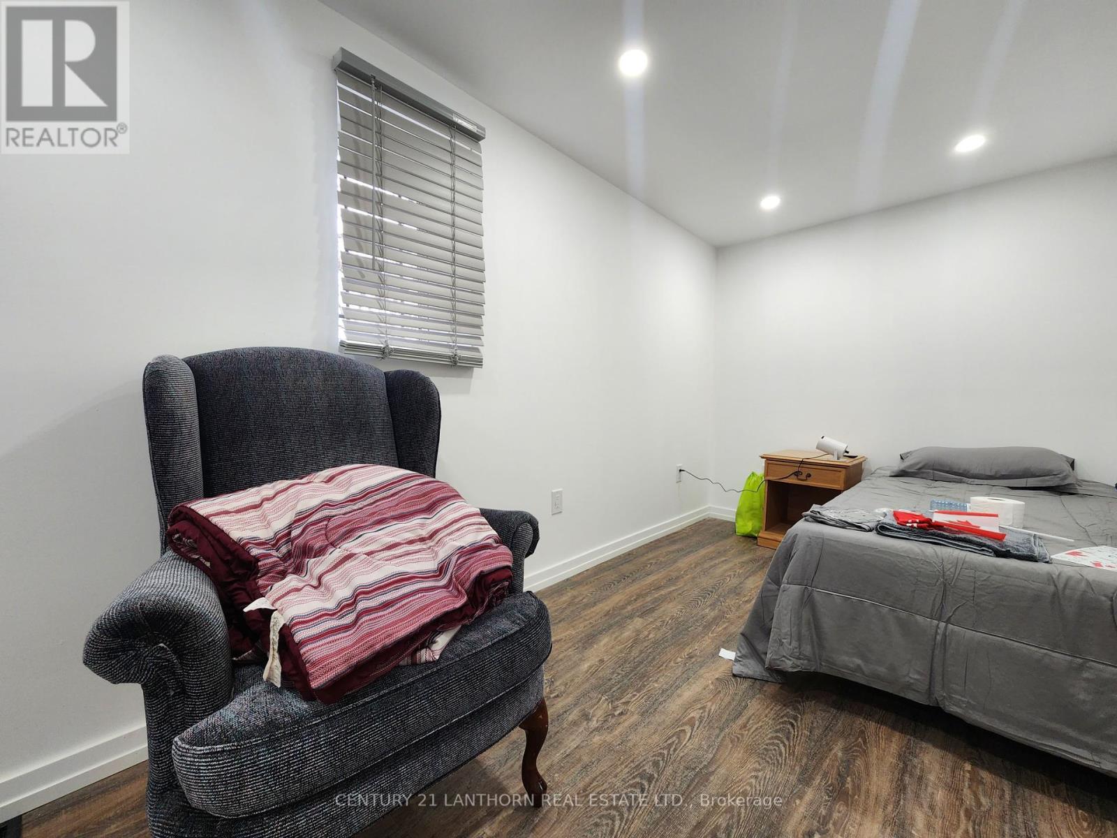 1 MOIRA STREET E