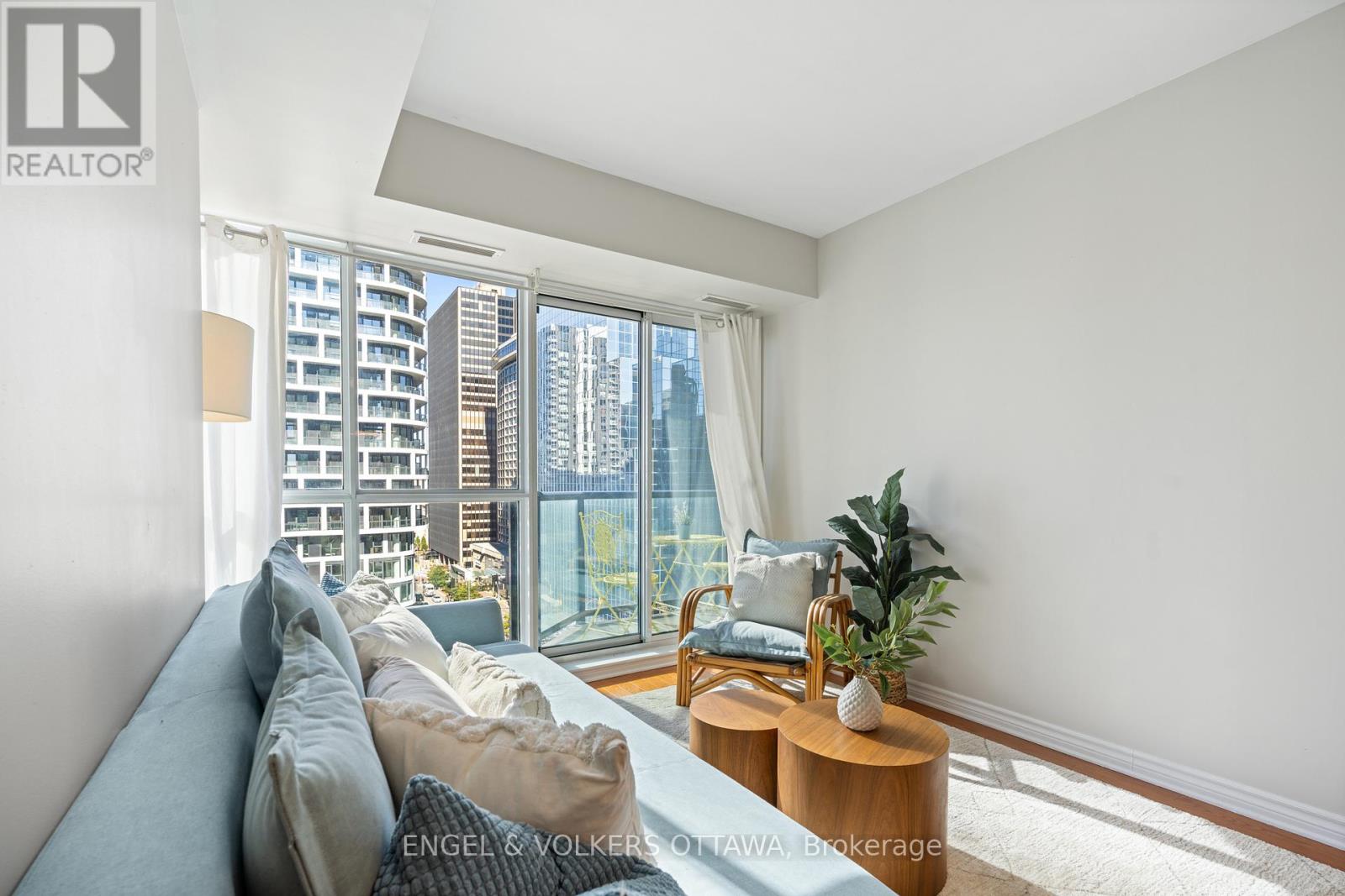 1403 - 445 LAURIER AVENUE W