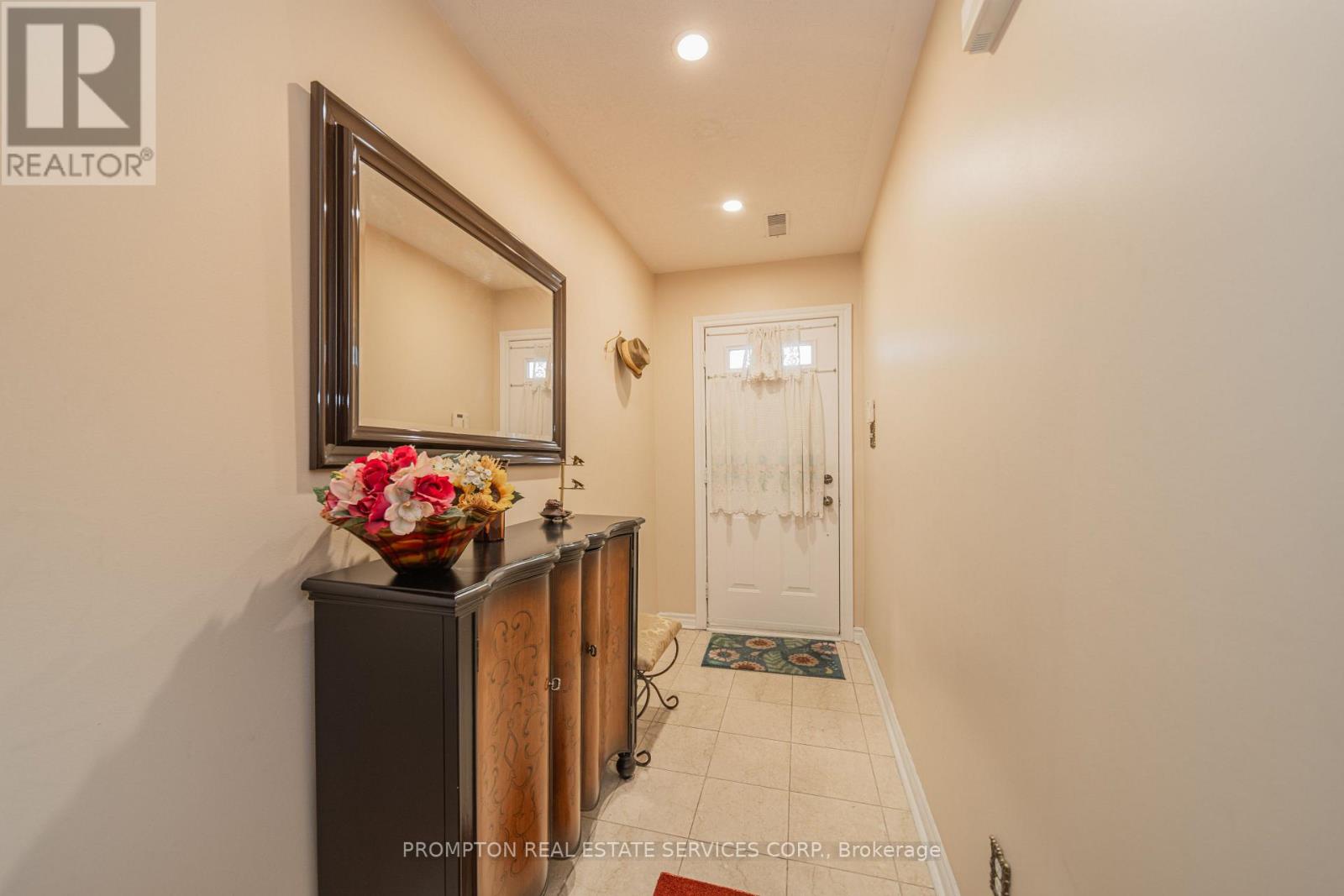 25 ROUTLIFFE LANE