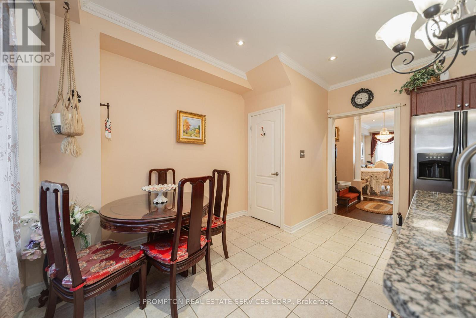 25 ROUTLIFFE LANE