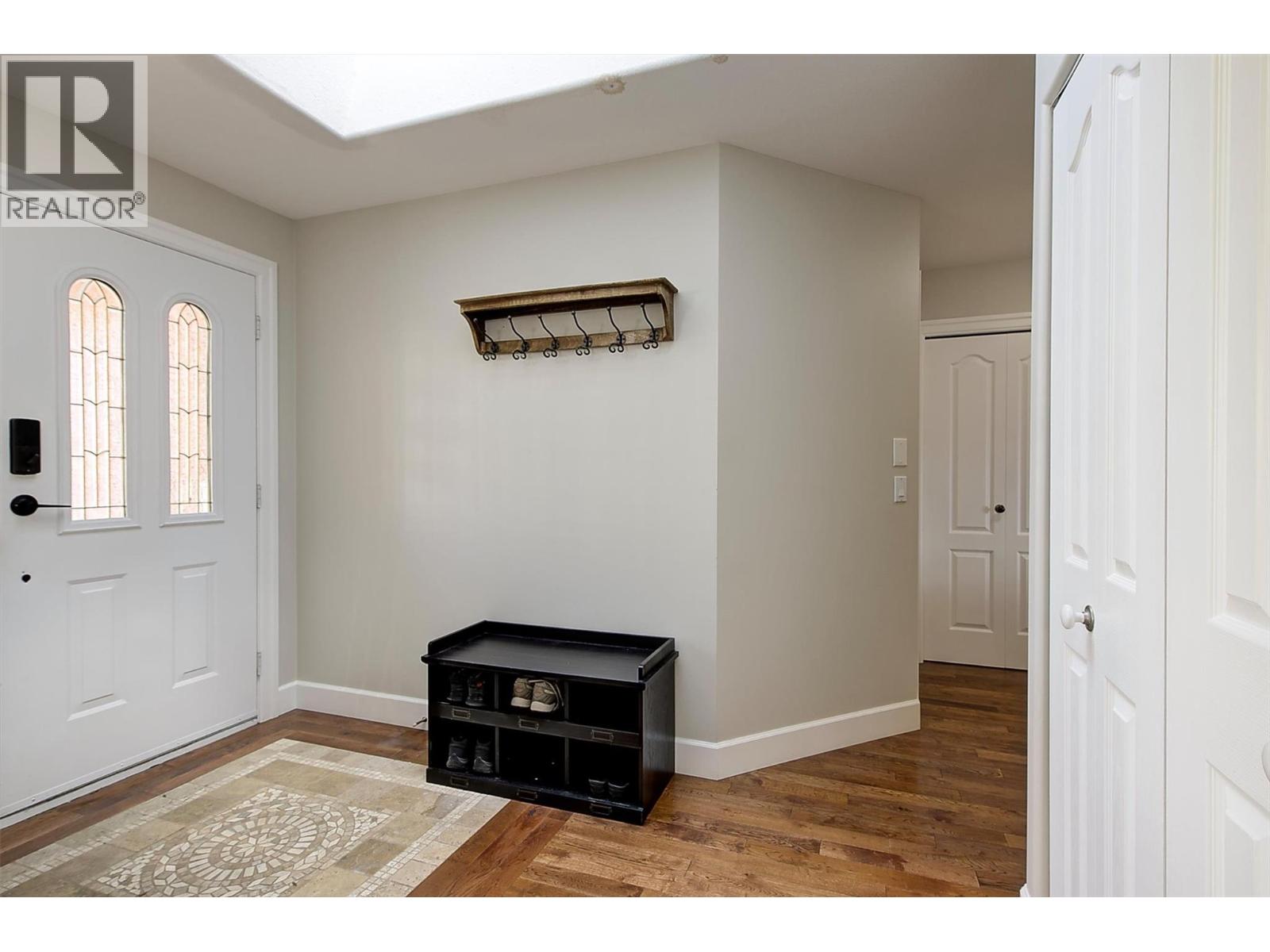 573 Spruceview Place N