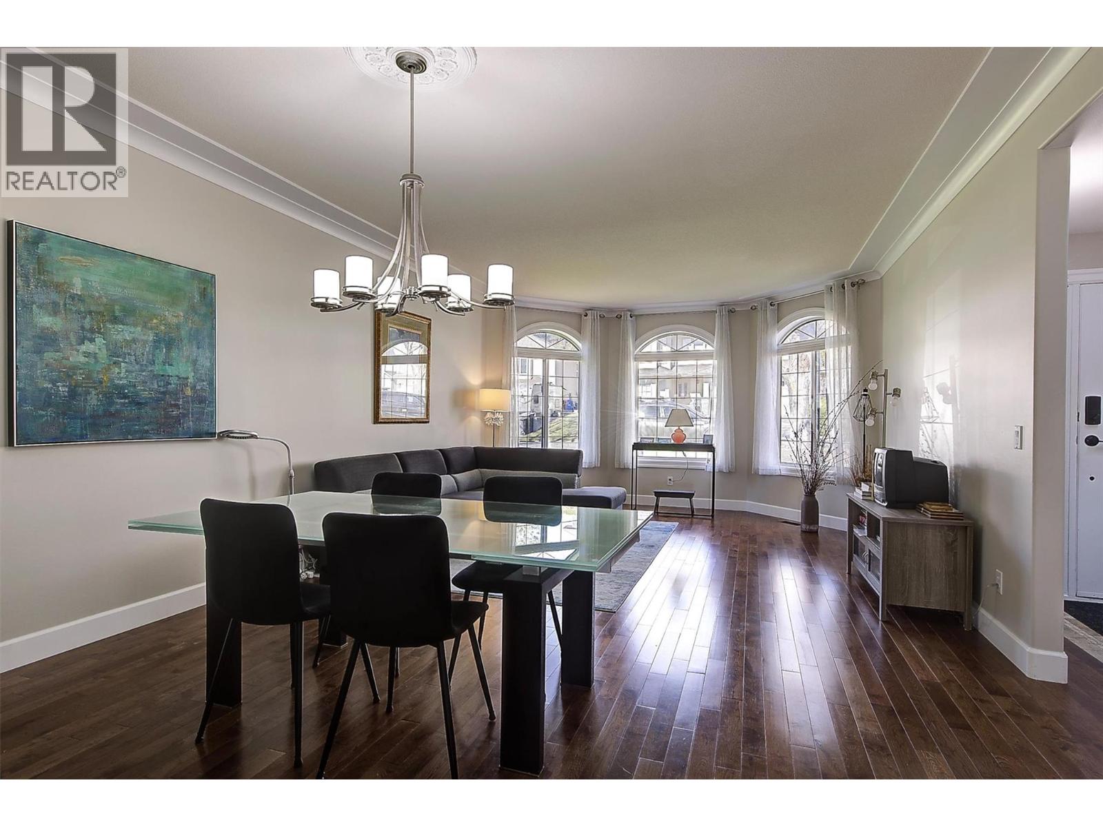 573 Spruceview Place N