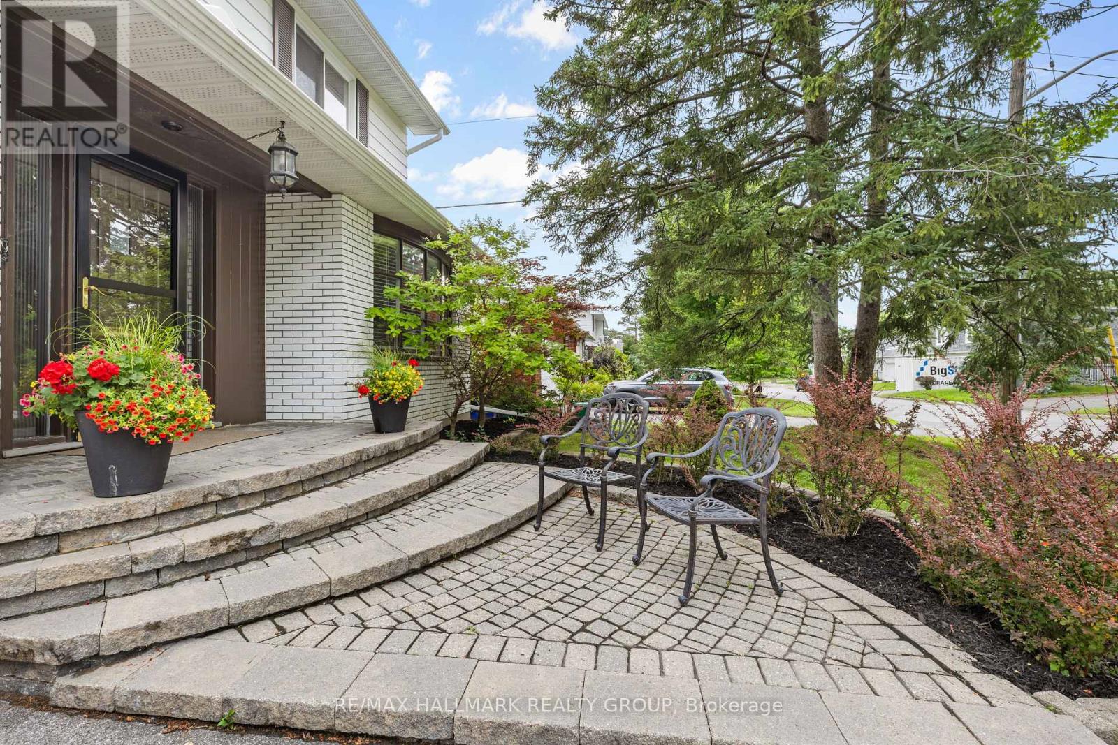 932 DRESDEN CRESCENT