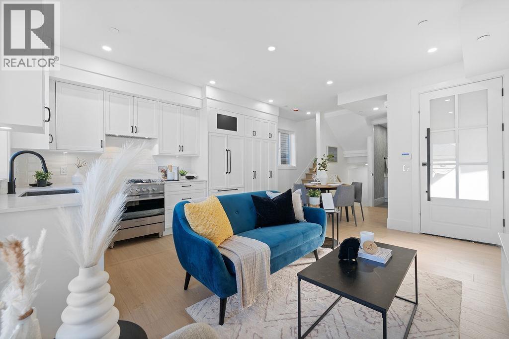 2 2447 E 41ST AVENUE