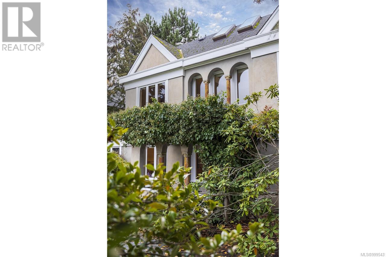 213 Mary St