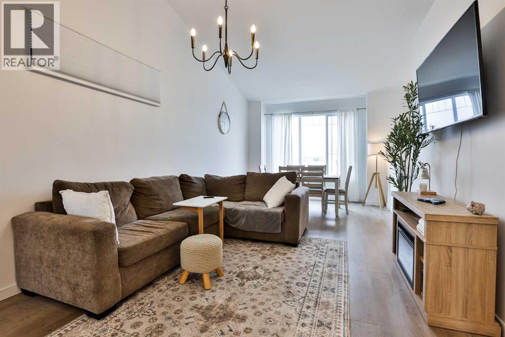 328 Aquitania Boulevard W