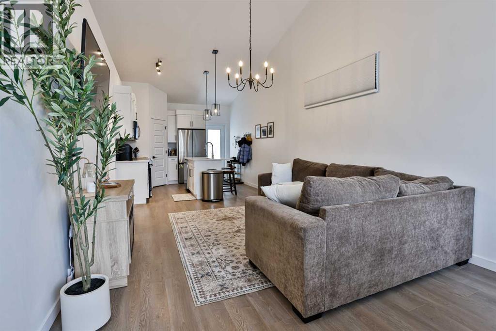 328 Aquitania Boulevard W