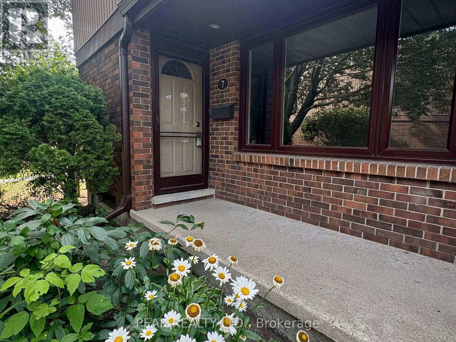 7 - 279 SANDOWNE DRIVE