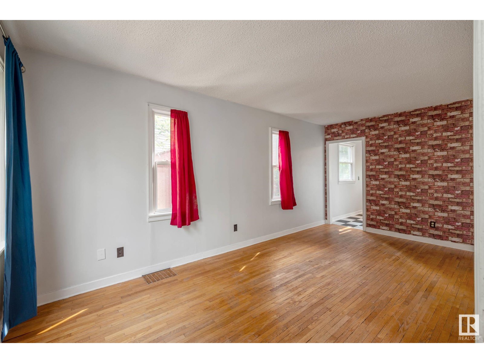12018 122 ST NW