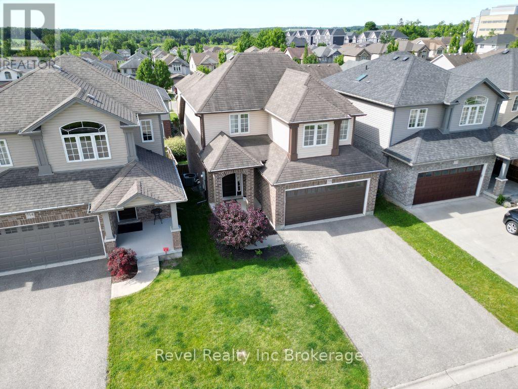 718 FRONTENAC CRESCENT