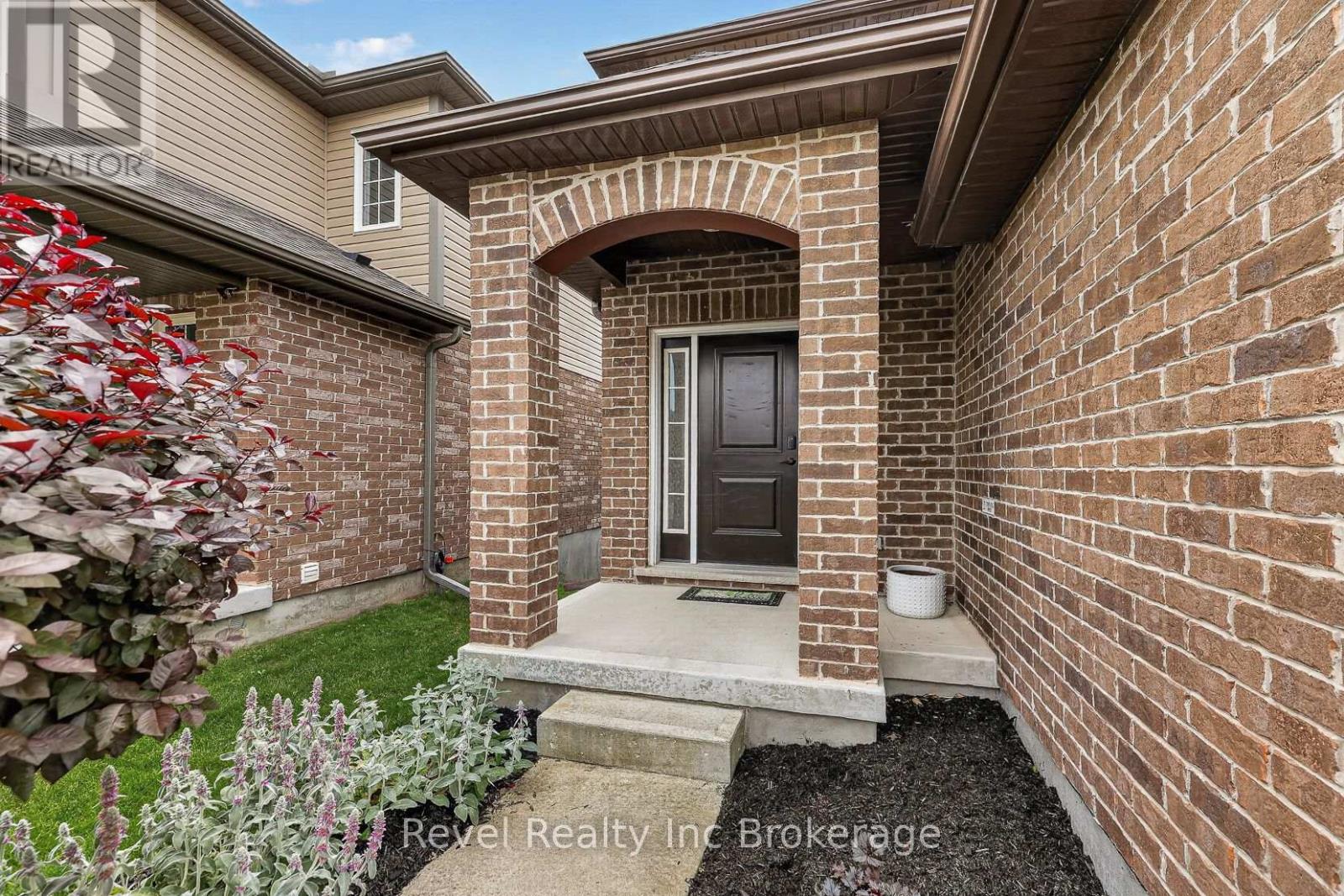 718 FRONTENAC CRESCENT