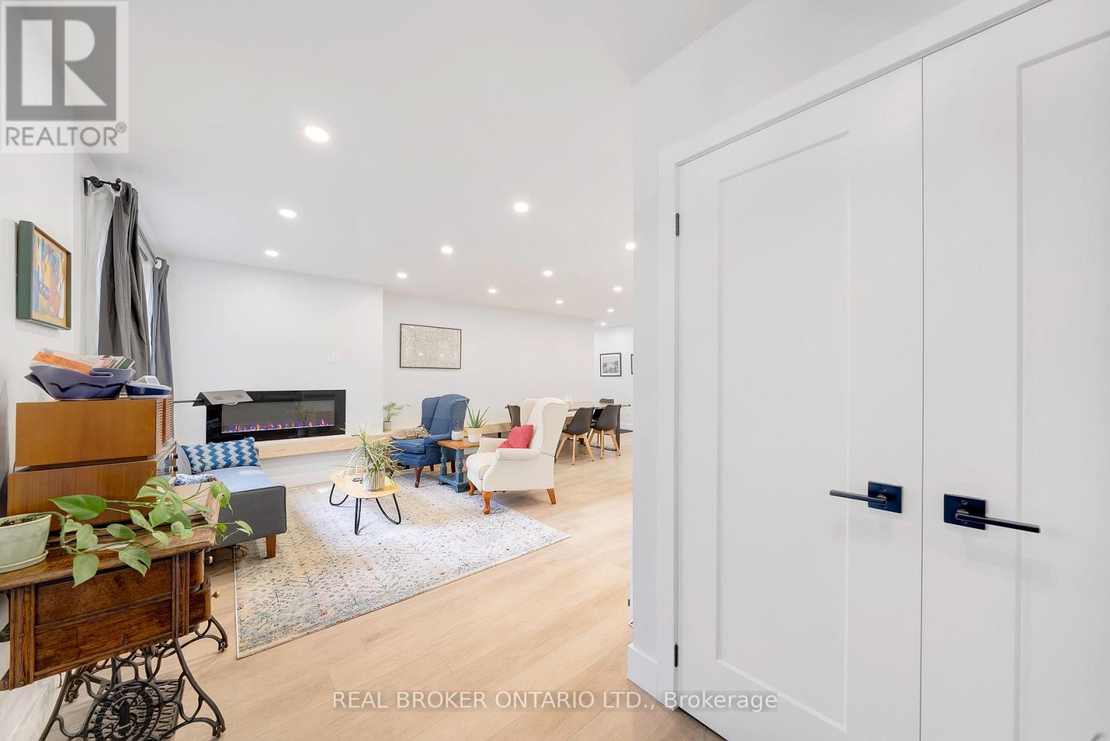 579 CHAMBERLAIN ROAD