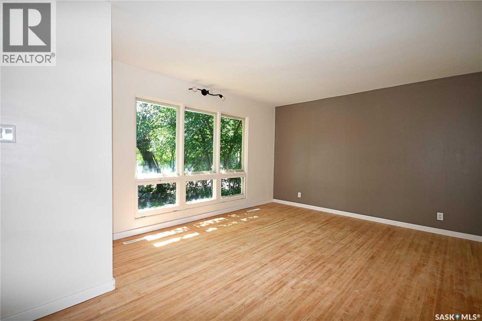 16 29th STREET E