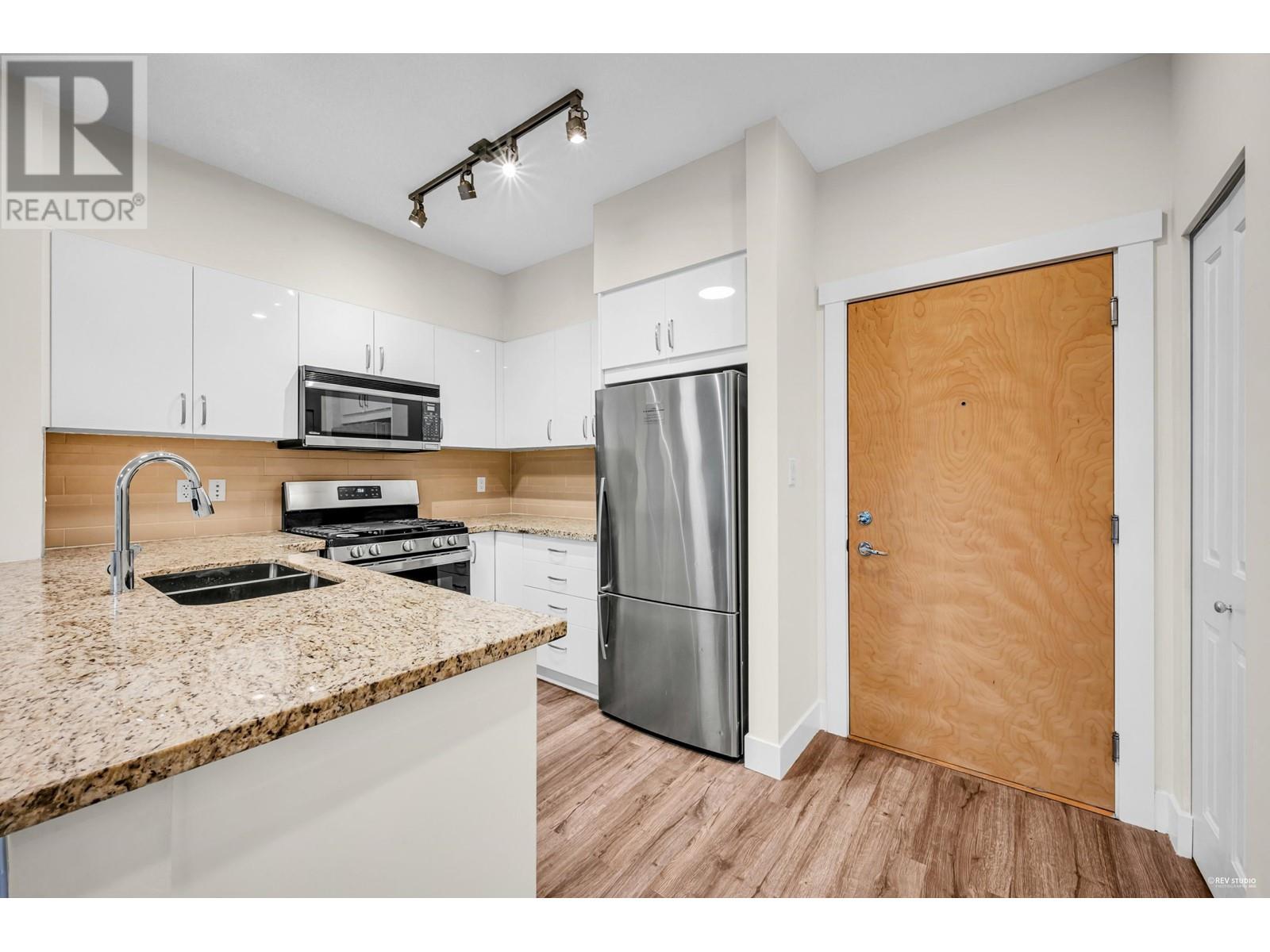 313 2601 WHITELEY COURT