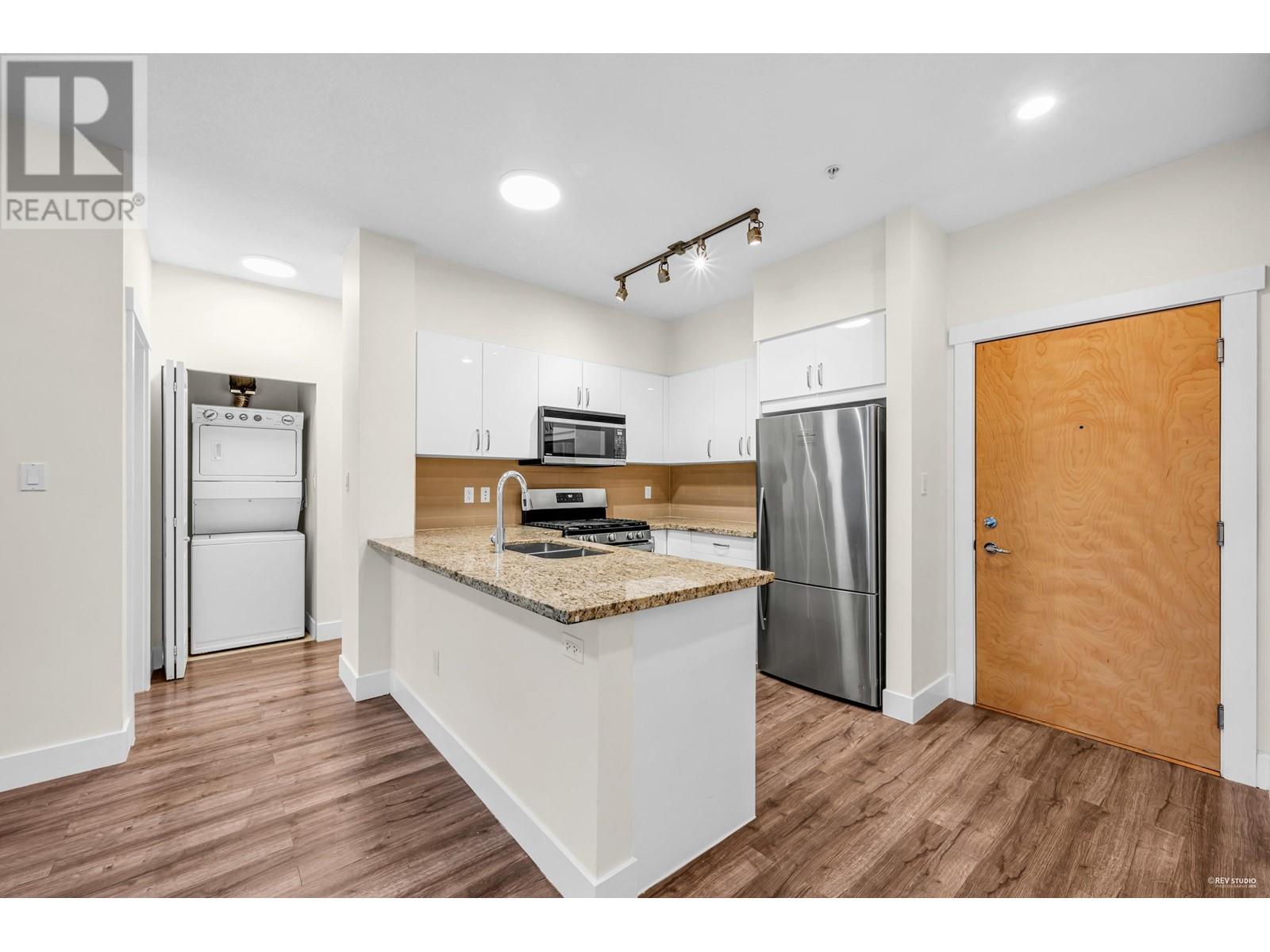 313 2601 WHITELEY COURT