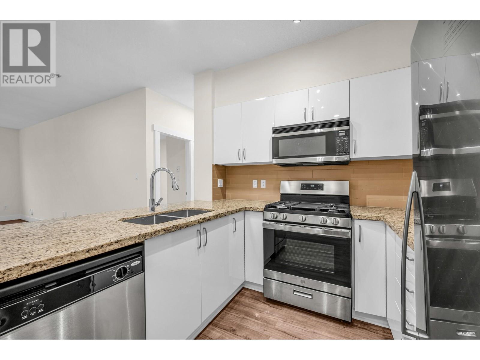 313 2601 WHITELEY COURT