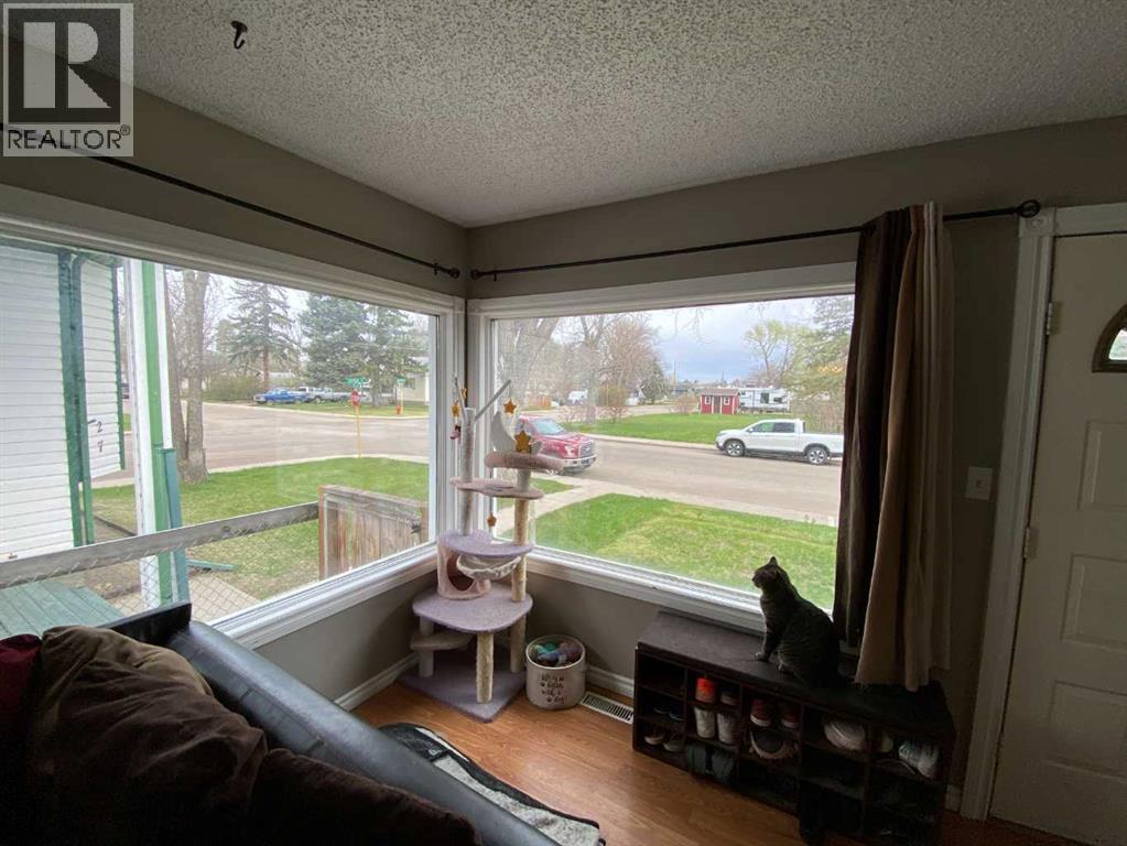 23 Pine Avenue W