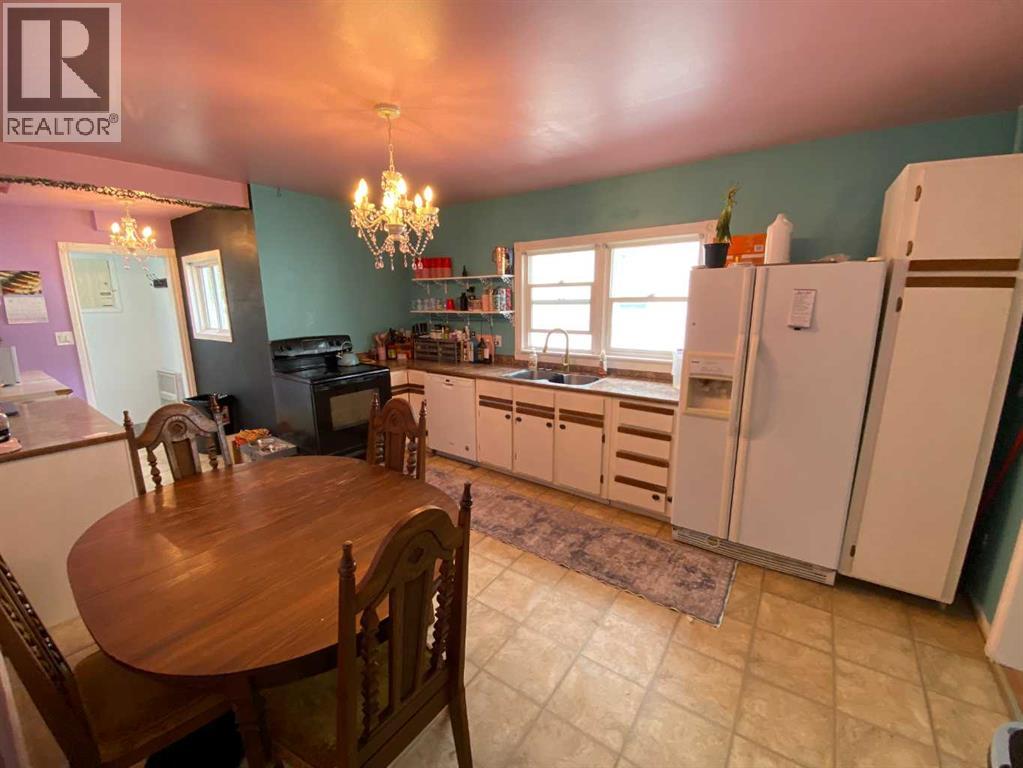 23 Pine Avenue W