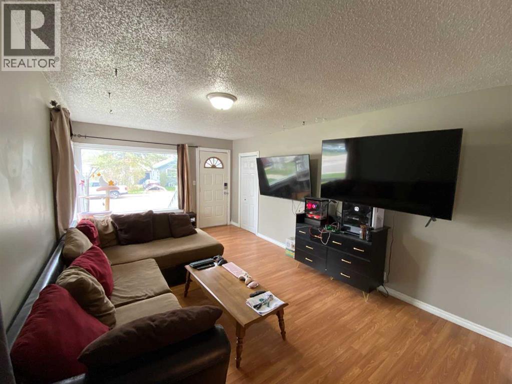 23 Pine Avenue W