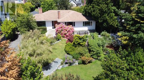 1554 Montgomery Ave Victoria BC V8S1T4
