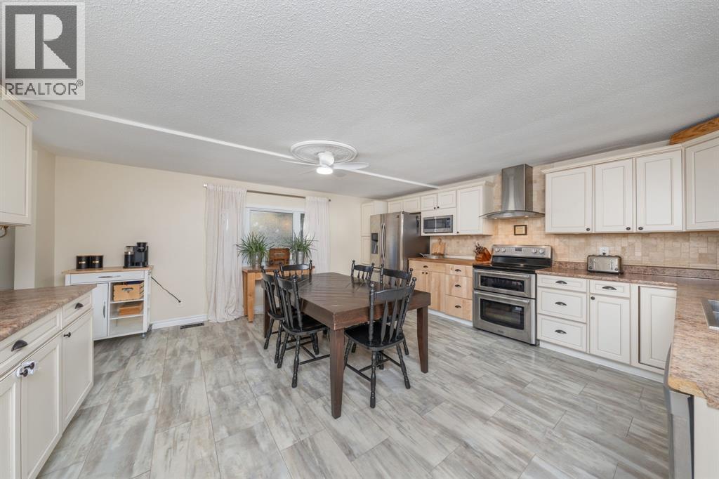 704 Wellington STREET