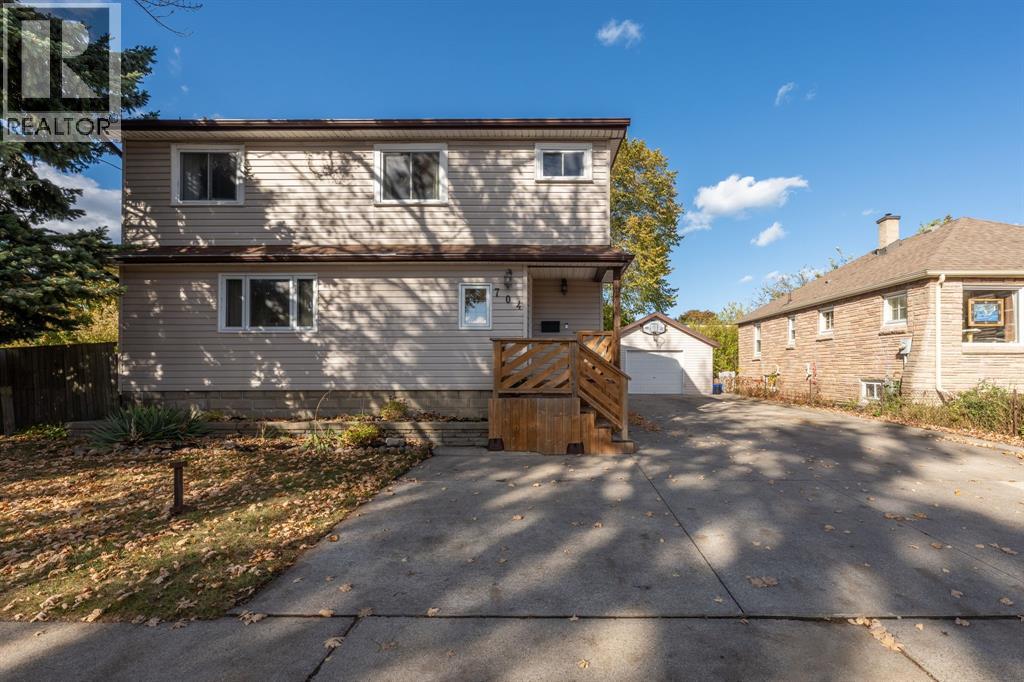 704 Wellington STREET