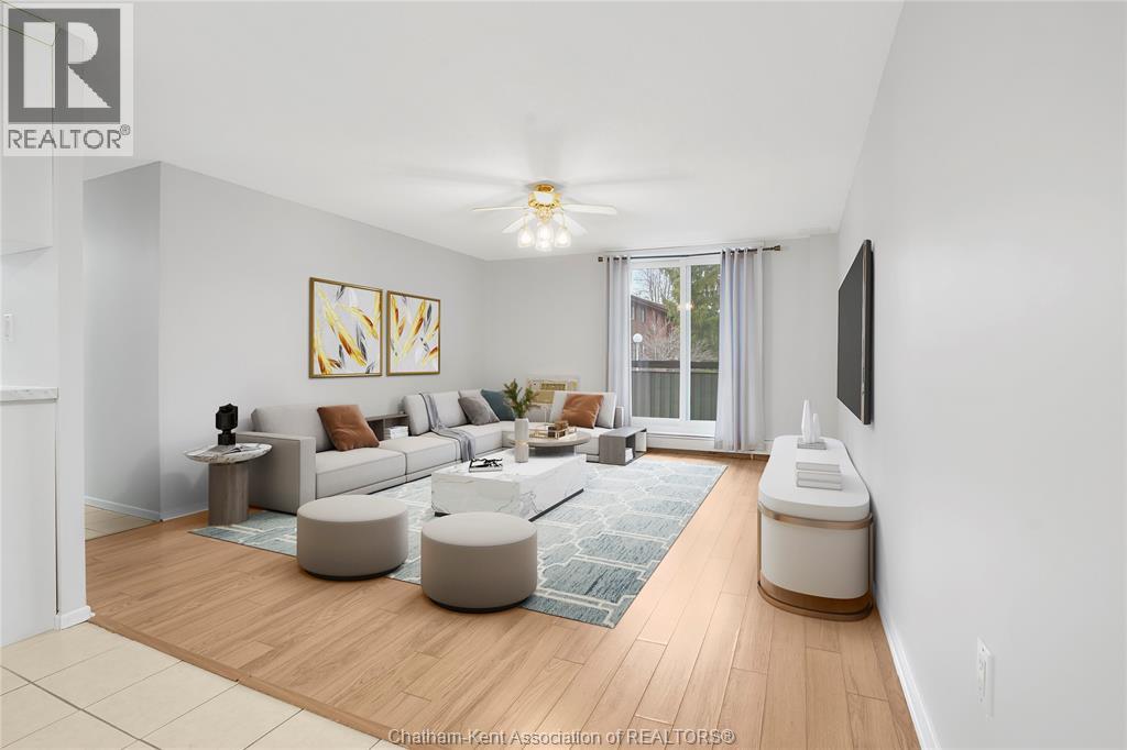 Photo 1 of 18 — 955 GRAND AVENUE West, Chatham, ON N7L1Z9