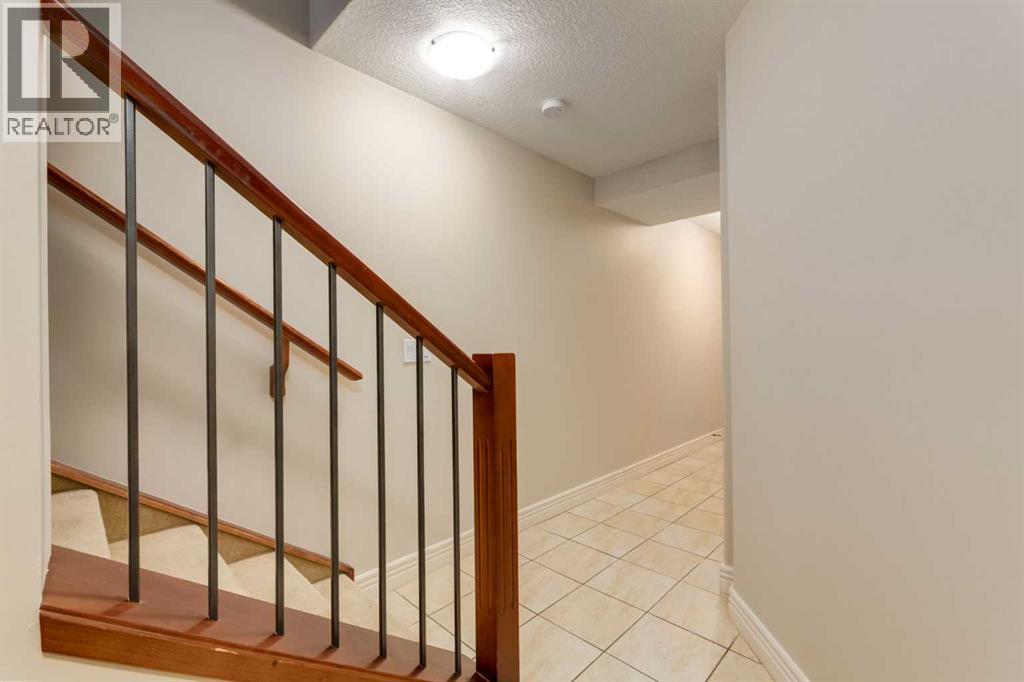 7, 172 Rockyledge View NW