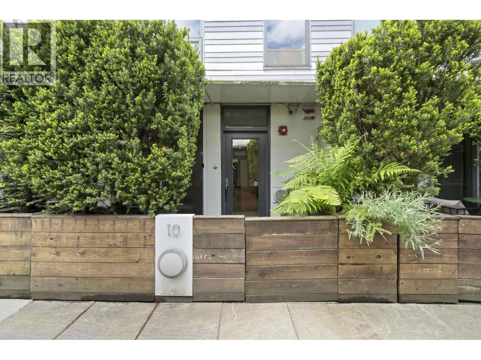 10 1419 E 1ST AVENUE