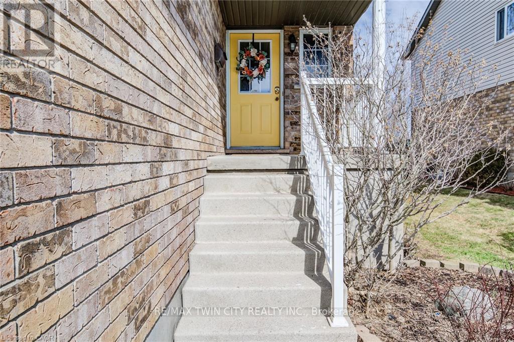 17 RED CLOVER CRESCENT